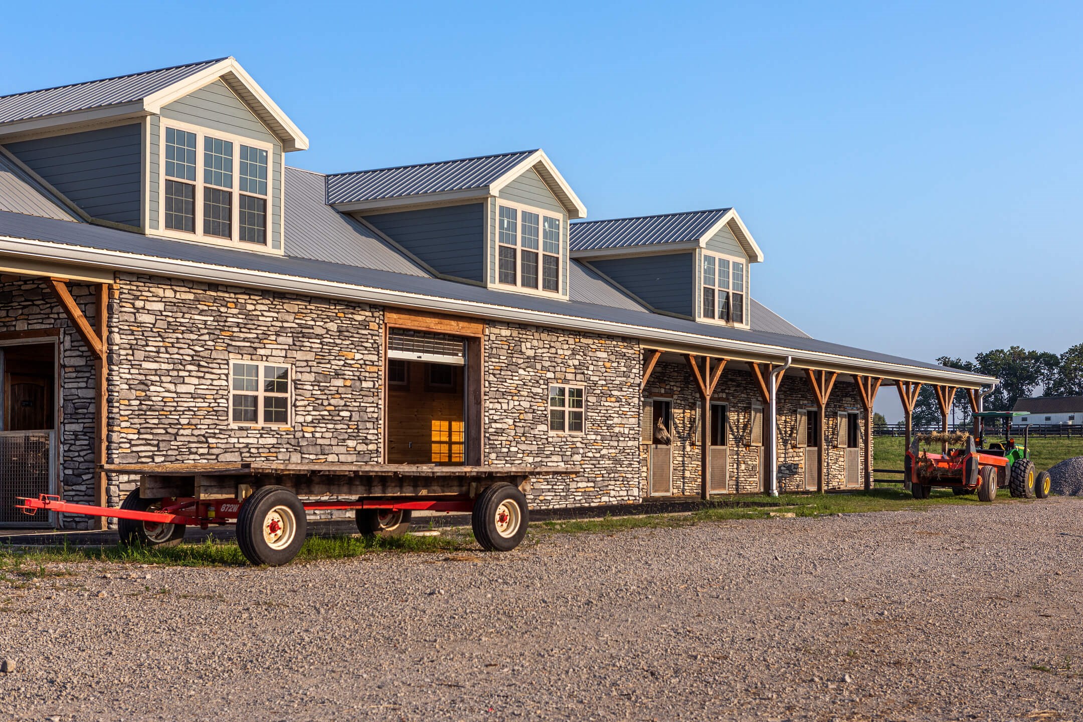 Glen-Gery | Ledgestone Kentucky Gray building stone veneer on exterior of horse barn