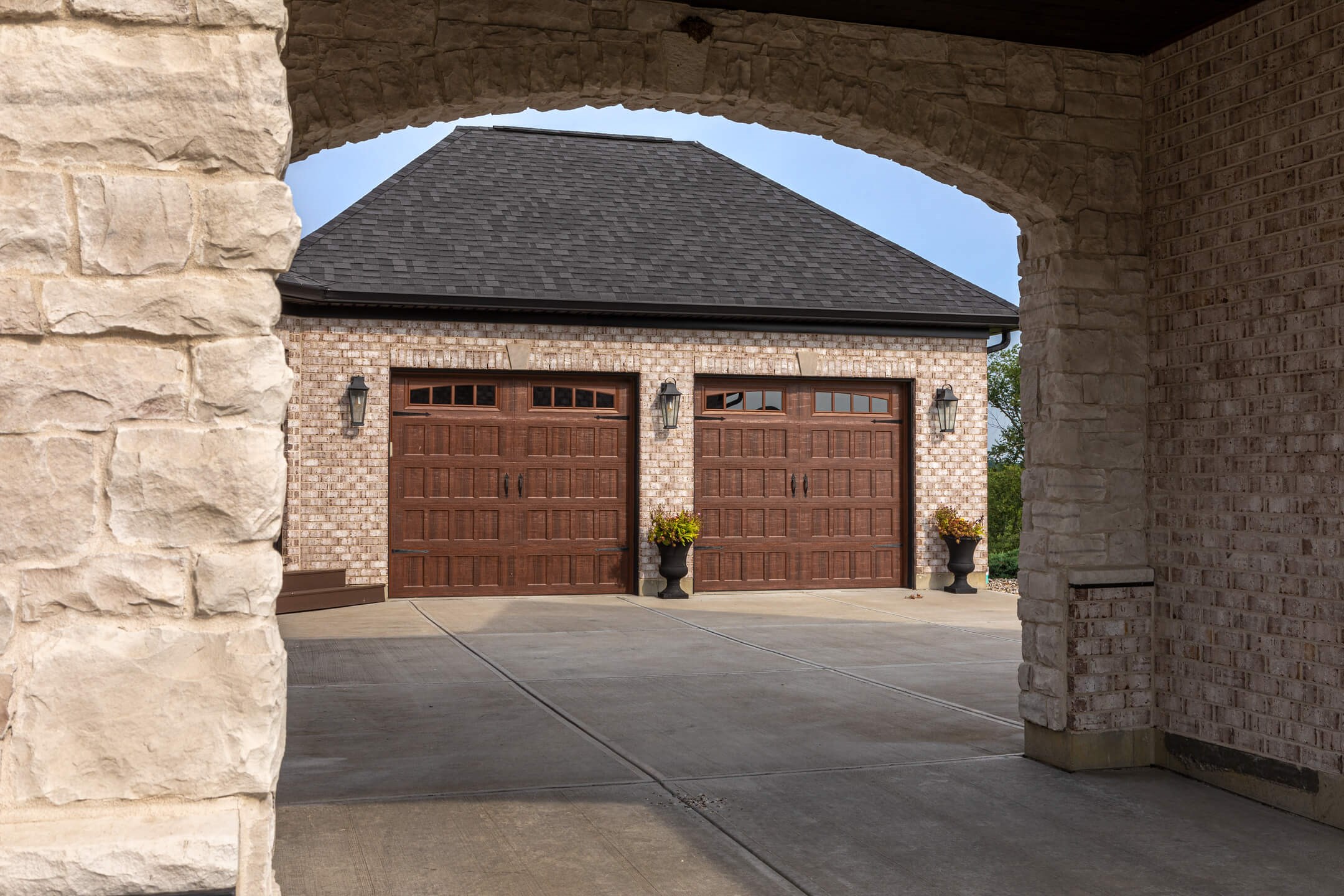 Glen-Gery | Limestone Cashmere building stone veneer on exterior of home with brick and portico garage