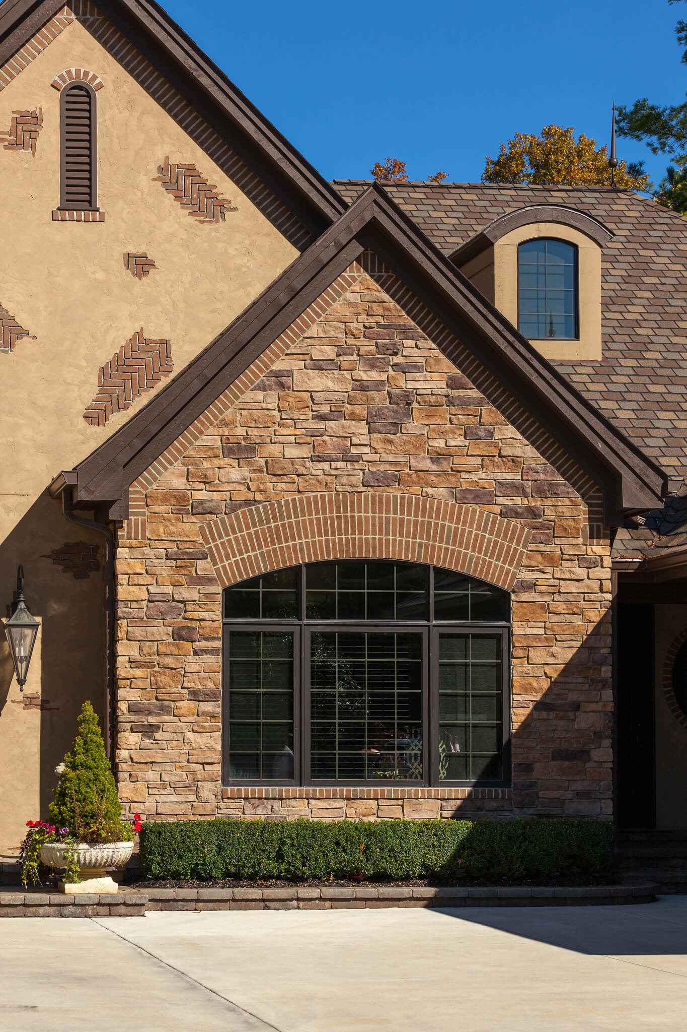 Glen-Gery | Glen Ridge Sonoma brown and tan building veneer stone on home exterior