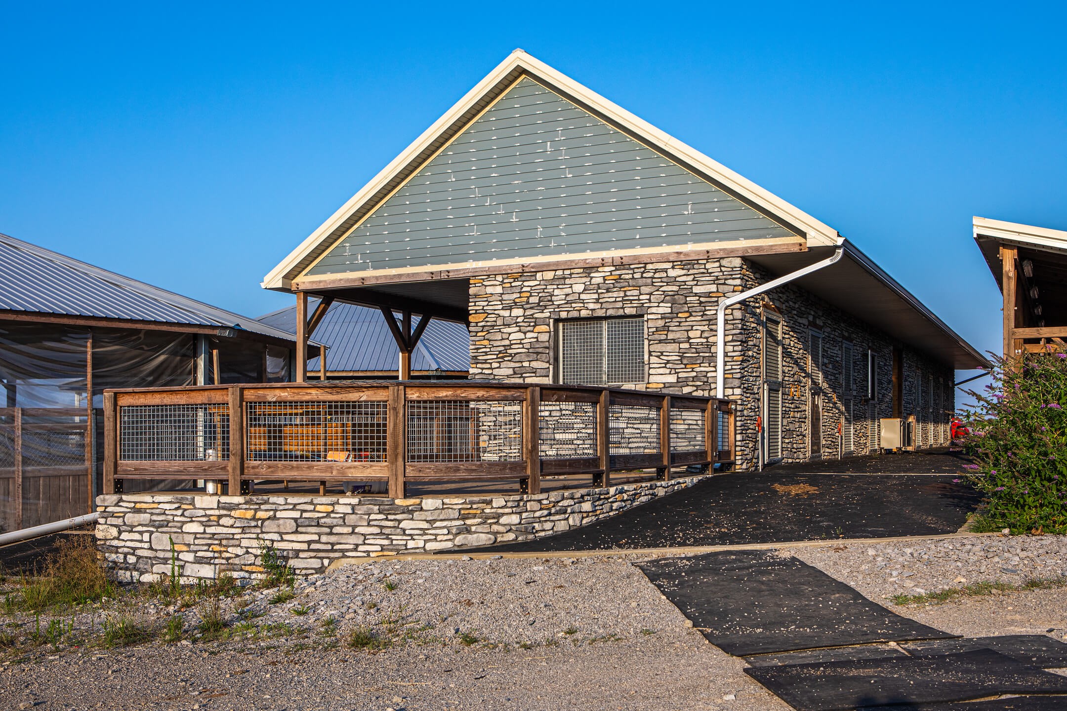 Glen-Gery | Ledgestone Kentucky Gray building stone veneer on exterior of horse barn