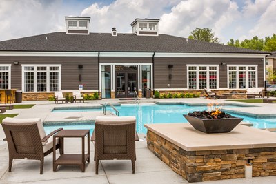 Glen-Gery | Stackstone Ashford building stone veneer on exterior of clubhouse with pool and fire feature