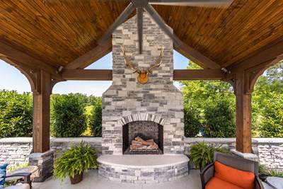 Glen-Gery | Glen Ridge Granite building stone veneer on an exterior covered fireplace