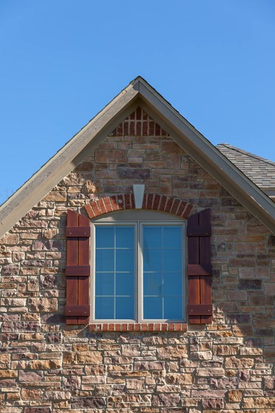 Glen-Gery | Glen Ridge Sonoma brown and tan building veneer stone on home exterior with wood shutters and red brick