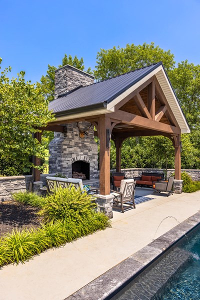Glen-Gery | Glen Ridge Granite building stone veneer on an exterior poolside fireplace