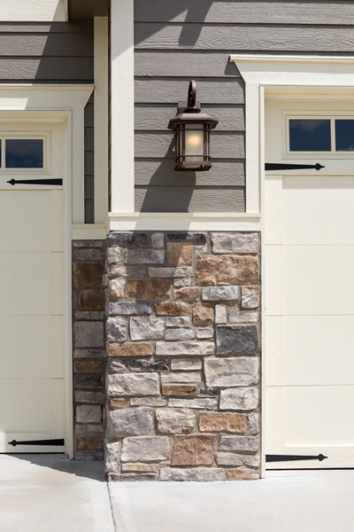 Glen-Gery | Glen Ridge San Mortiz building veneer stone on garage