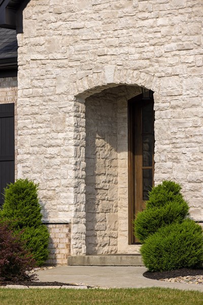 Glen-Gery | Limestone Cashmere building stone veneer on exterior of home entry with brick