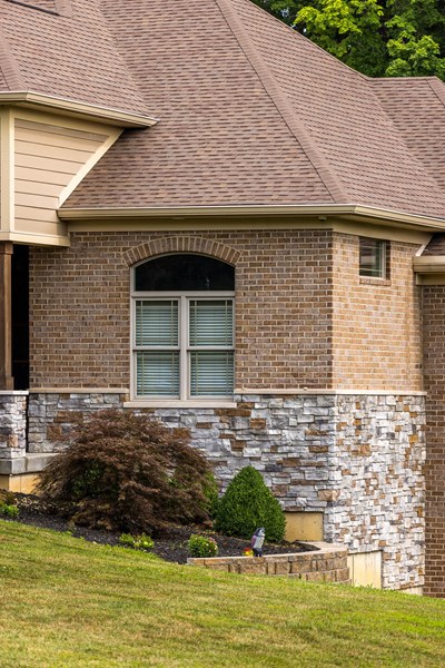 Glen-Gery | Glen Ridge San Mortiz gray and tan building veneer stone on home exterior with brick