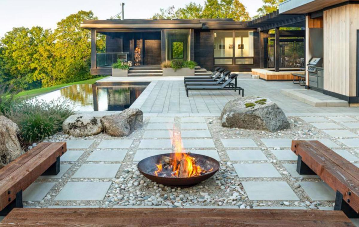 Techo-Bloc Blue Mountain Backyard Patio Firepit
