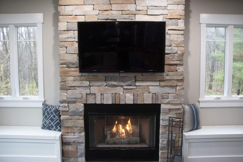 Quarry Ridge Country Ledgestone in Glacier Finish