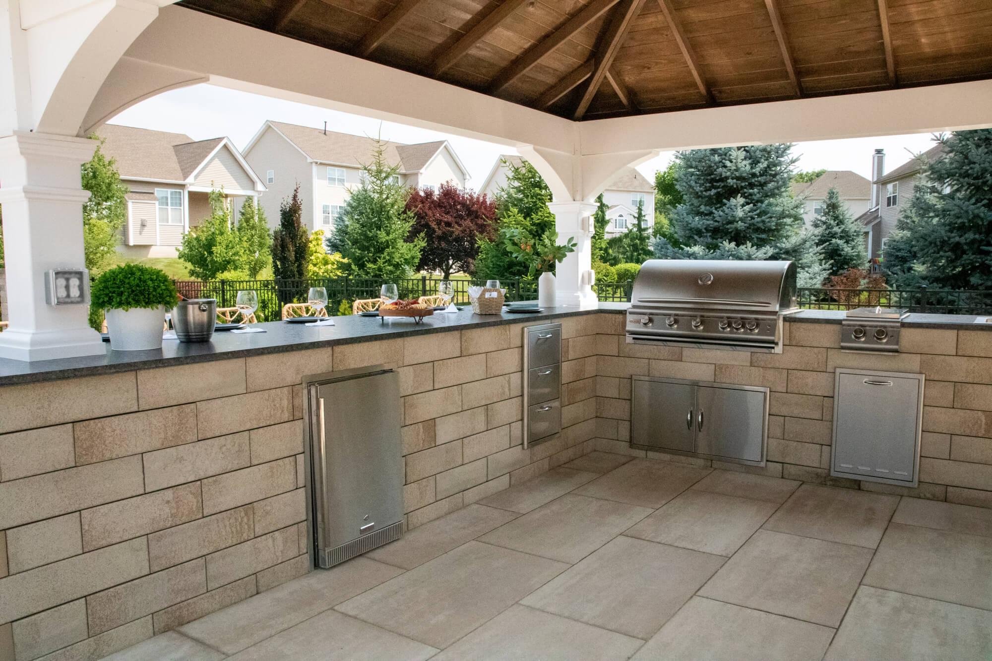 Outdoor kitchen with grey stone pavers
