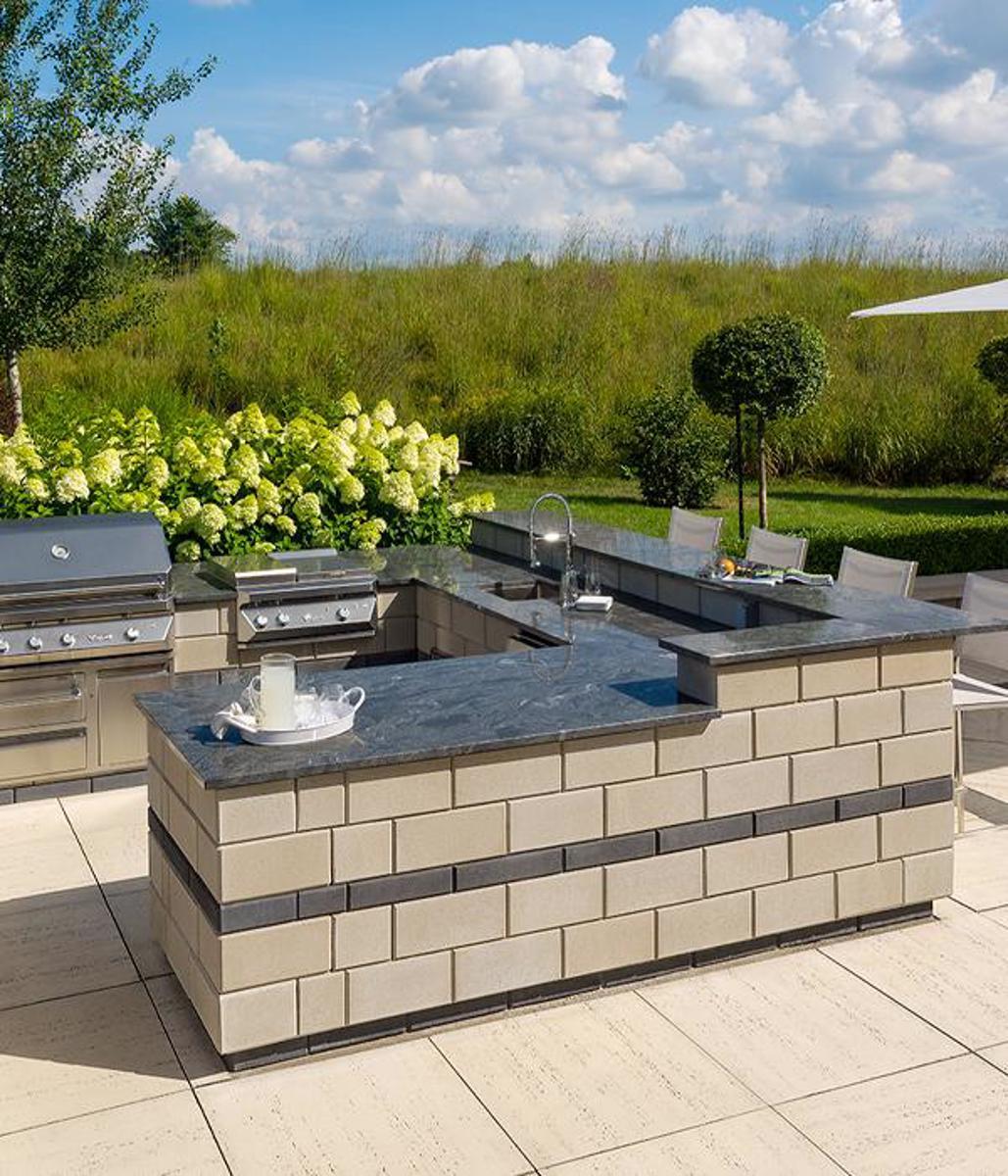 Techo-Bloc Outdoor Kitchen with Raffinato Smooth Wall