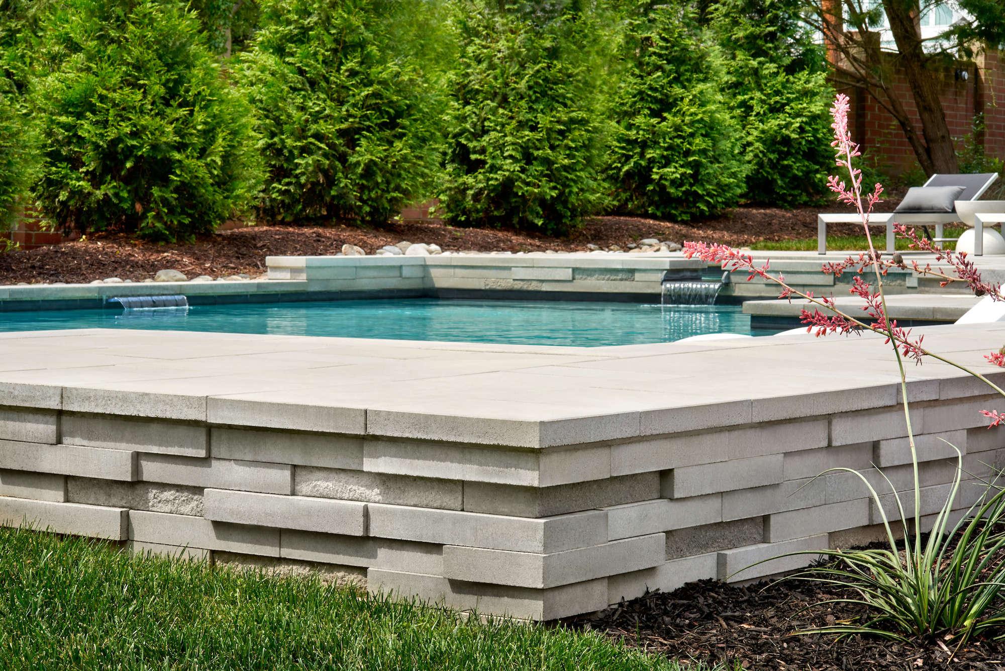 Techo-Bloc Graphix Wall in Greyed Nickel
