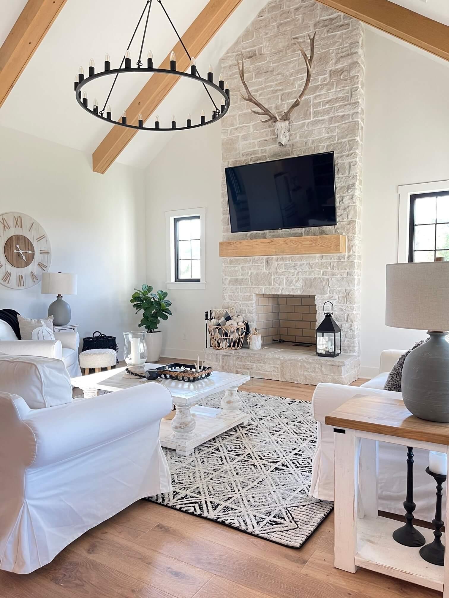 Glen-Gery | Limestone Cashmere building stone veneer on exterior of home with brick and black window shutters